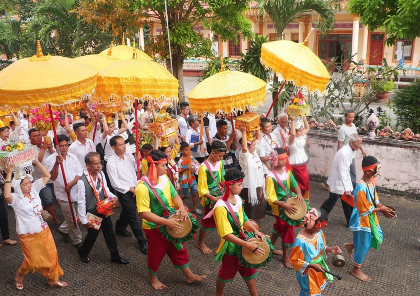 ពិធីដង្ហែអាវធំរបស់ប្រជាជនខ្មែរនៅទីក្រុង Can Tho ត្រូវបានអភិរក្ស និងលើកកម្ពស់តម្លៃវប្បធម៌របស់ខ្លួន។