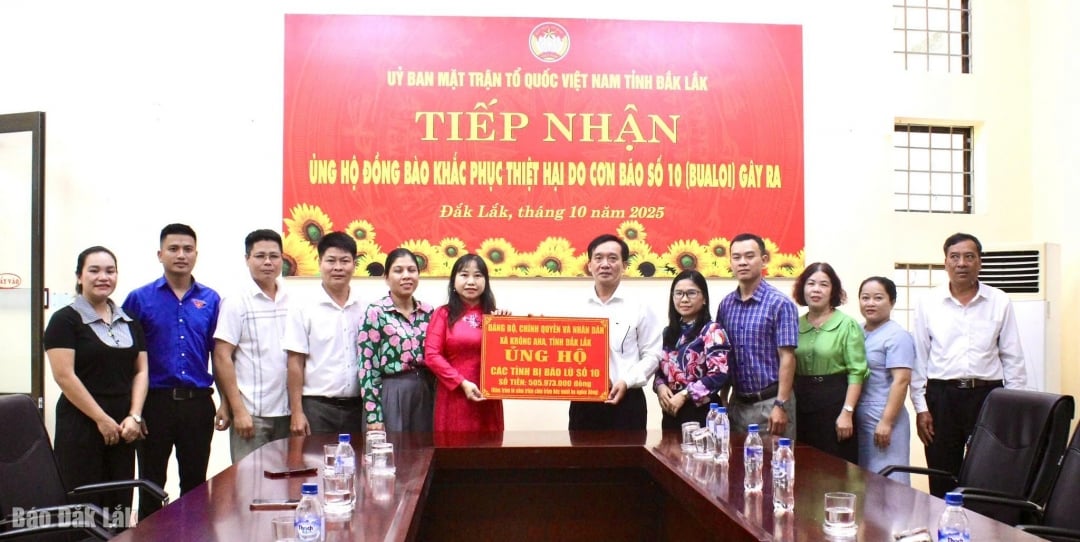 Đoàn công tác của xã Ea Phê trao tiền hỗ trợ đồng bào bị thiệt hại do cơn bão số 10 gây ra.