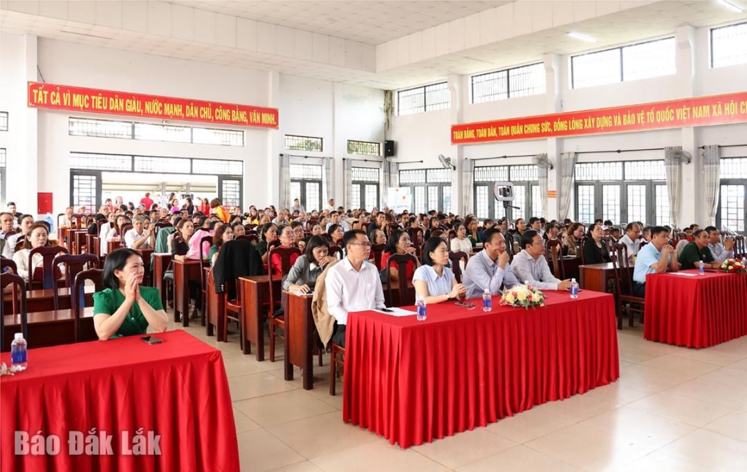 Đại biểu tham dự chương trình nghệ thuật quần chúng.