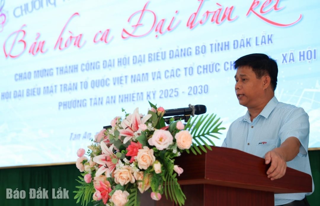 Chủ tịch Ủy ban MTTQ Việt Nam phường Tân An phát biểu khai mạc chương trình.