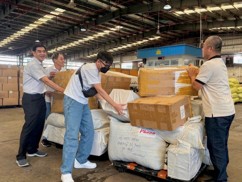 สายการบินเวียดนามแอร์ไลน์ขนส่งสินค้าเกือบ 500 กิโลกรัมเพื่อช่วยเหลือผู้ประสบภัยน้ำท่วมไปยังเมืองเว้ - ภาพที่ 1 Gần 500kg hàng hóa hỗ trợ vùng lũ đã được Vietnam Airlines vận chuyển đến Huế- Ảnh 1.
