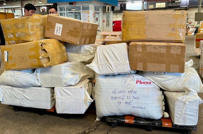 สายการบินเวียดนามแอร์ไลน์ขนส่งสินค้าเกือบ 500 กิโลกรัมเพื่อช่วยเหลือผู้ประสบภัยน้ำท่วมไปยังเมืองเว้ - ภาพที่ 2 Gần 500kg hàng hóa hỗ trợ vùng lũ đã được Vietnam Airlines vận chuyển đến Huế- Ảnh 2.