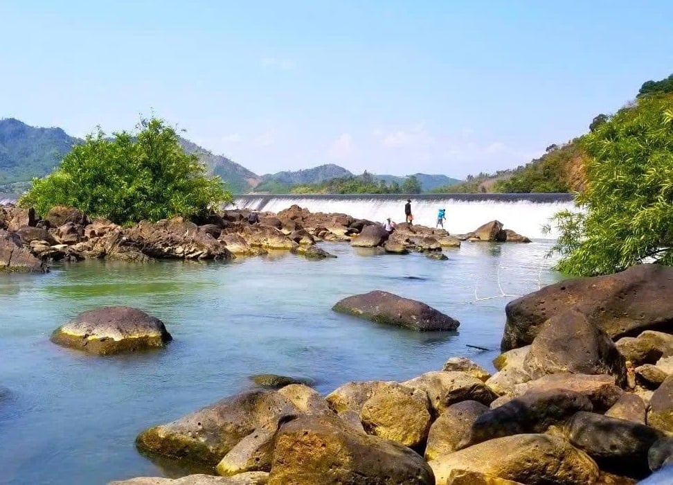 Το γραφικό τοπίο του φράγματος Dong Cam