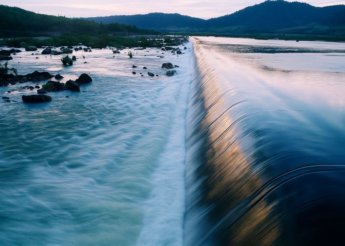 Ψάχνοντας φωτογραφίες στον καταρράκτη υπερχείλισης του φράγματος