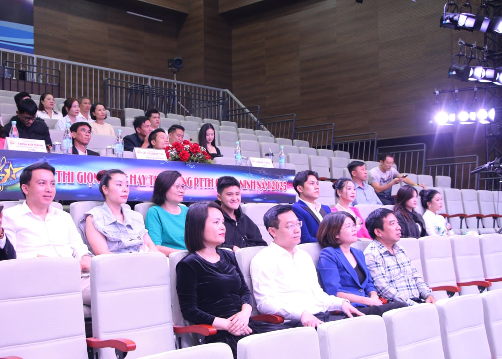 Ledare för Quang Ninh Newspaper och Radio-TV deltog och uppmuntrade tävlande som deltog i tävlingens inledande omgång.