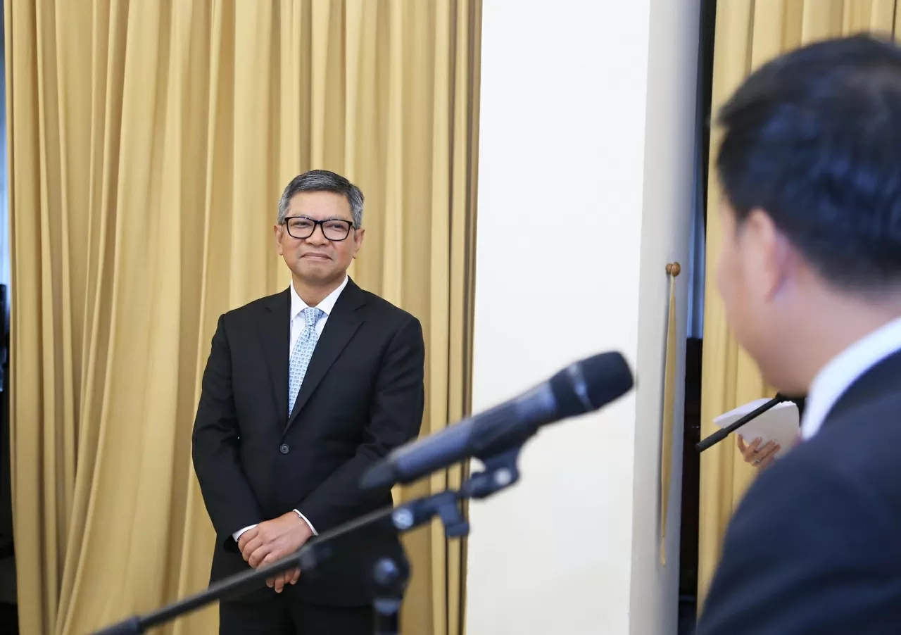 Đại sứ Denny Abdi bài tỏ vinh dự khi được đón nhận Huân chương Hữu nghị. (Ảnh: Thành Long)