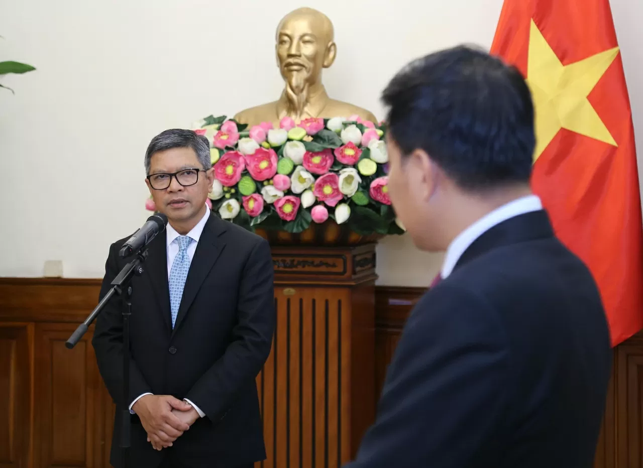 Đại sứ Denny Abdi gửi lời cảm ơn tới Chủ tịch nước Lương Cường. (Ảnh: Thành Long)