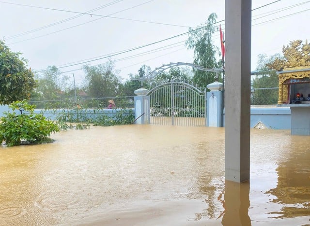 4 tấn thuốc và vật tư y tế cho người dân vùng lũ miền Trung kịp thời từ Long Châu - Ảnh 1.