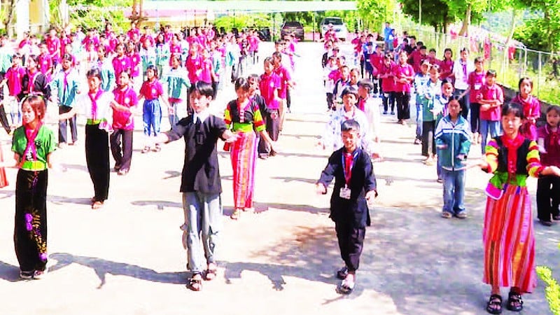 กิจกรรมนอกหลักสูตรประกอบด้วยการแต่งกาย การละเล่นพื้นบ้าน เพลงพื้นบ้าน และการเต้นรำพื้นบ้าน