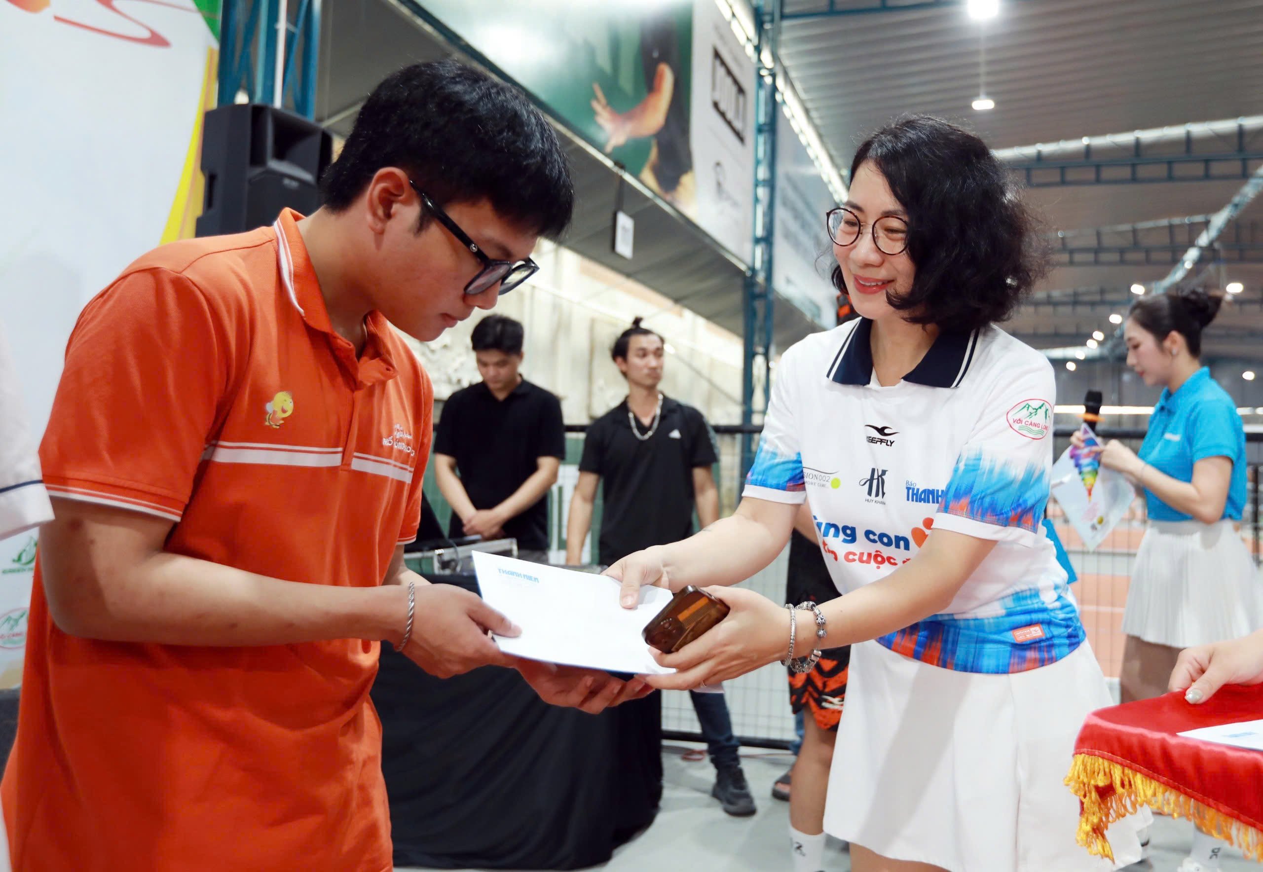 Xúc động khi 400 triệu đồng được trao tận tay các em nhỏ mồ côi- Ảnh 8.