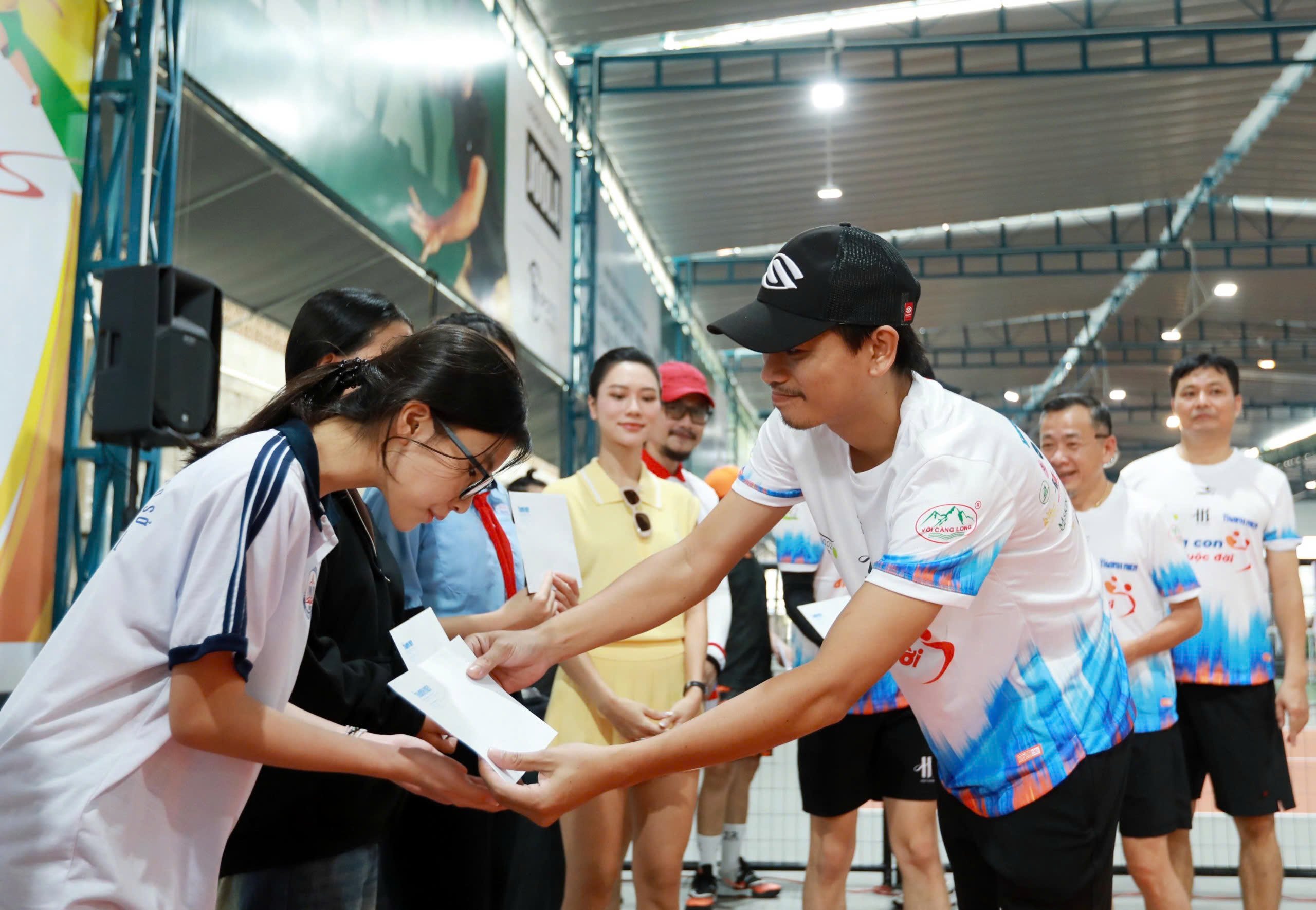 Xúc động khi 400 triệu đồng được trao tận tay các em nhỏ mồ côi- Ảnh 9.