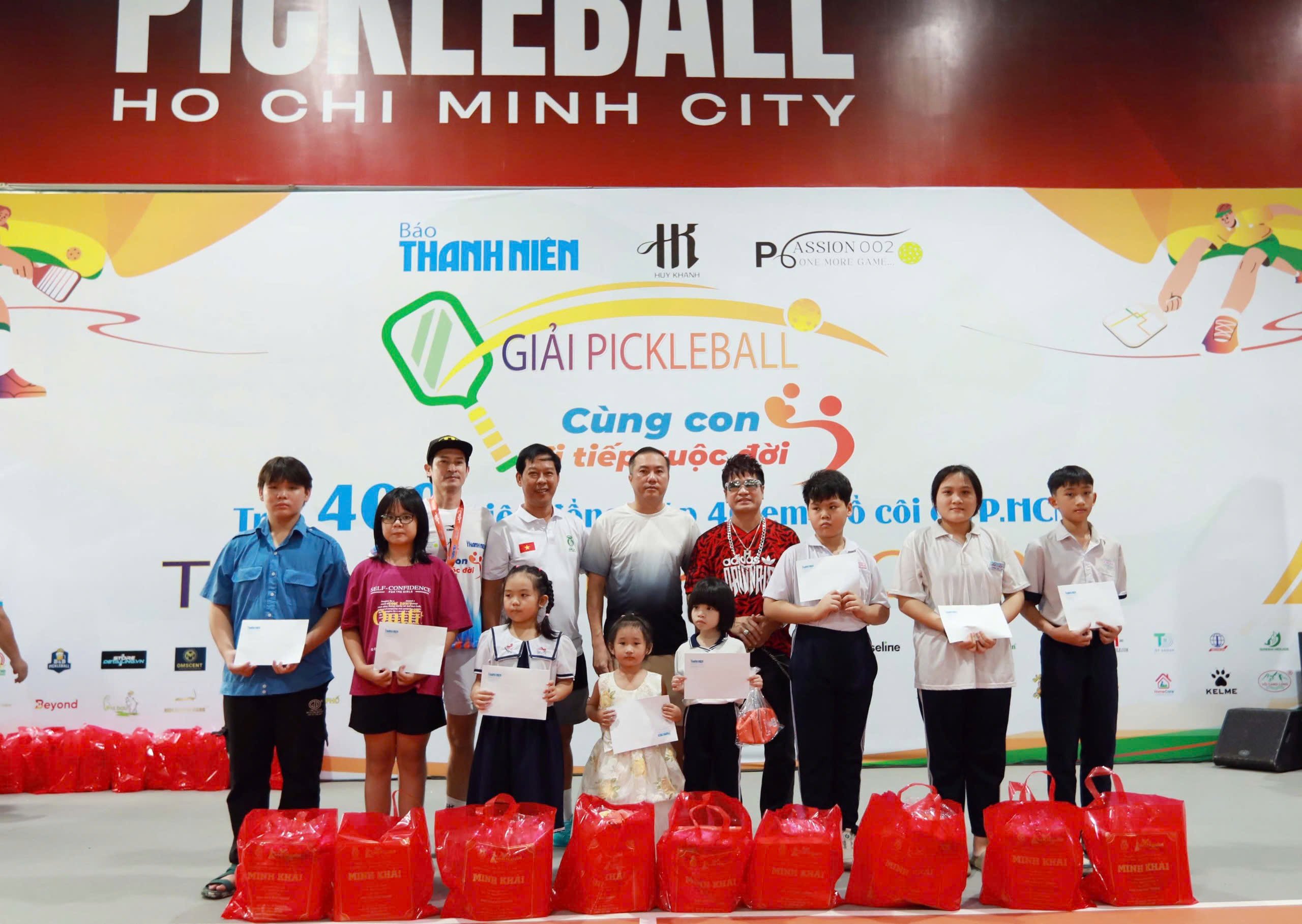 Xúc động khi 400 triệu đồng được trao tận tay các em nhỏ mồ côi- Ảnh 10.