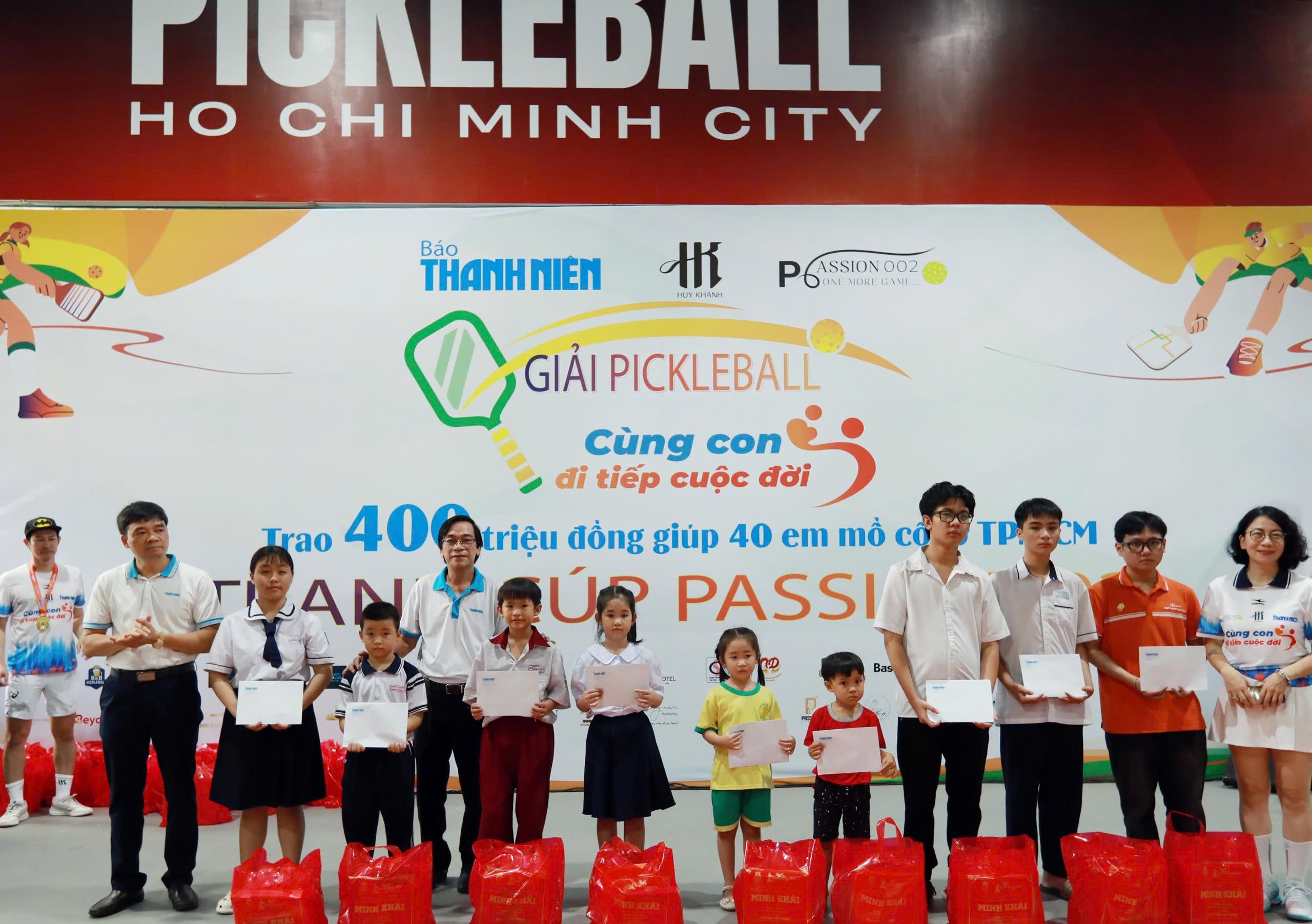 Xúc động khi 400 triệu đồng được trao tận tay các em nhỏ mồ côi- Ảnh 11.