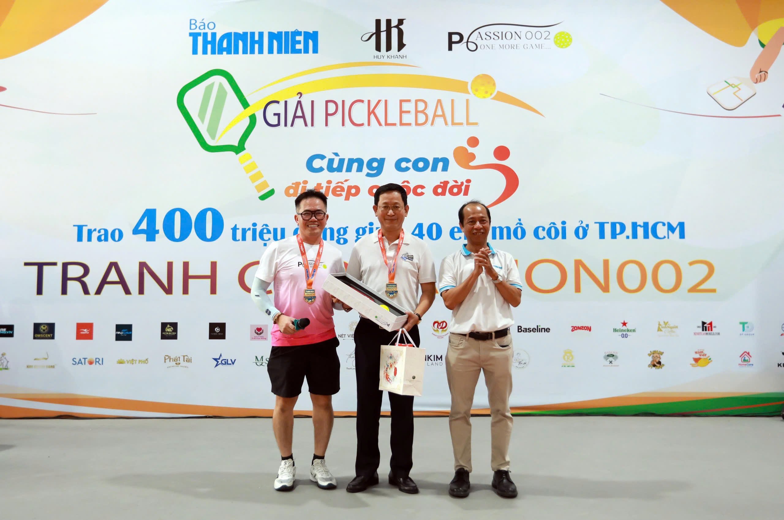 Xúc động khi 400 triệu đồng được trao tận tay các em nhỏ mồ côi- Ảnh 13.