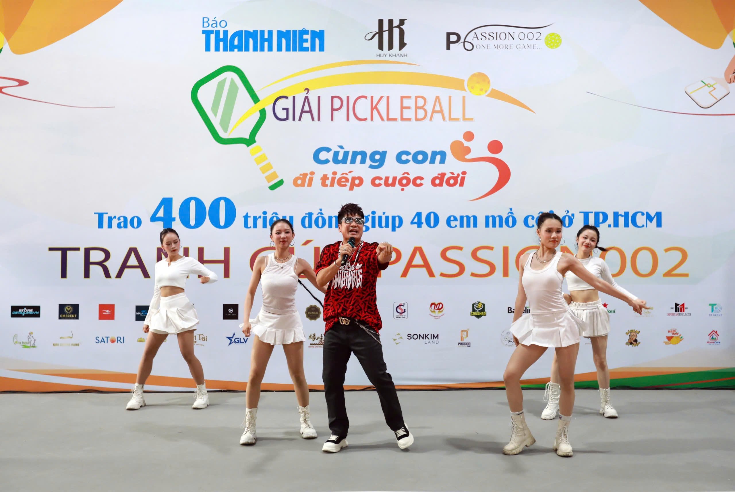 Xúc động khi 400 triệu đồng được trao tận tay các em nhỏ mồ côi- Ảnh 19.