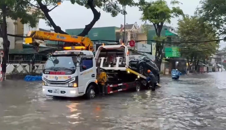 Quảng Ngãi đối mặt lũ chồng lũ, sạt lở chồng sạt lở - Ảnh 1.