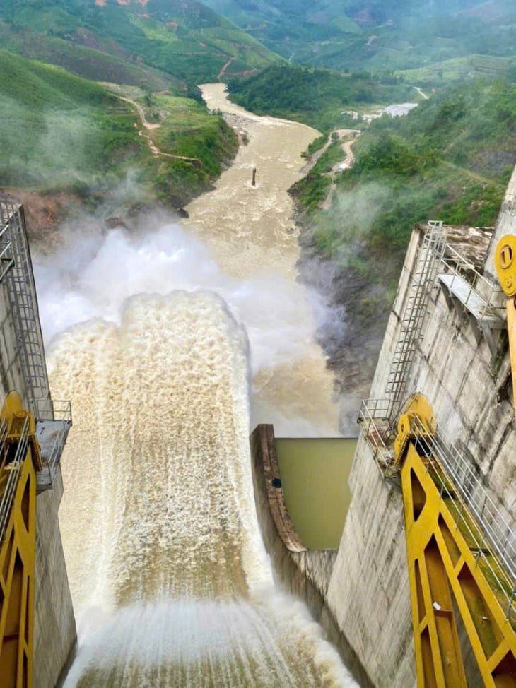 Quảng Ngãi đối mặt lũ chồng lũ, sạt lở chồng sạt lở - Ảnh 2.