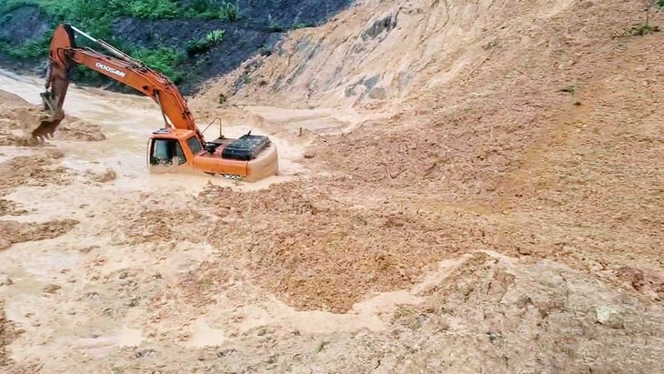 Xe múc đang xúc dọn đất thì ngọn đồi sạt lở đổ ầm xuống - Ảnh 3.