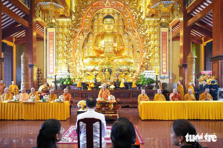 ประเทศไทยจัดพิธีถวายผ้าพระกฐินพระราชทานที่ประเทศเวียดนาม 18 ครั้ง - ภาพที่ 1 lễ dâng y Kathina - Ảnh 1.