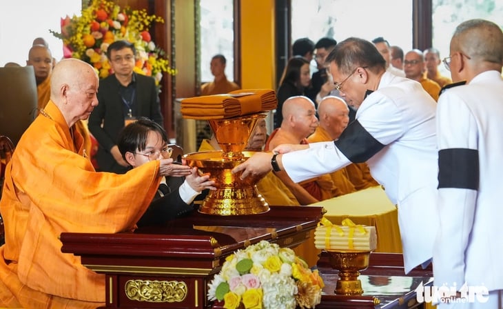 ประเทศไทยจัดพิธีถวายผ้าพระกฐินพระราชทานที่ประเทศเวียดนาม 18 ครั้ง - ภาพที่ 2 lễ dâng y Kathina - Ảnh 2.