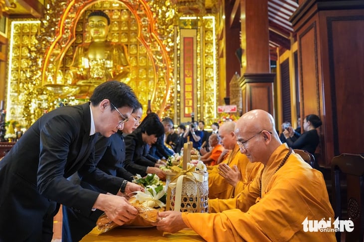 ประเทศไทยจัดพิธีถวายผ้าพระกฐินพระราชทานที่ประเทศเวียดนาม 18 ครั้ง - ภาพที่ 8. lễ dâng y Kathina - Ảnh 8.