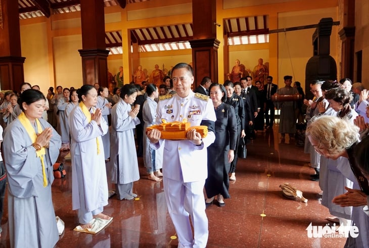 ประเทศไทยจัดพิธีถวายผ้าพระกฐินพระราชทานที่ประเทศเวียดนาม 18 ครั้ง - ภาพที่ 9 lễ dâng y Kathina - Ảnh 9.