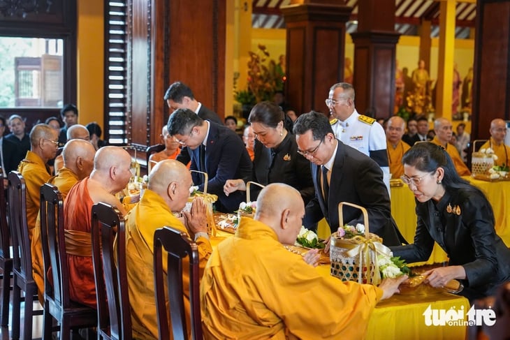 ประเทศไทยจัดพิธีถวายผ้าพระกฐินพระราชทานที่ประเทศเวียดนาม 18 ครั้ง - ภาพที่ 10 lễ dâng y Kathina - Ảnh 10.