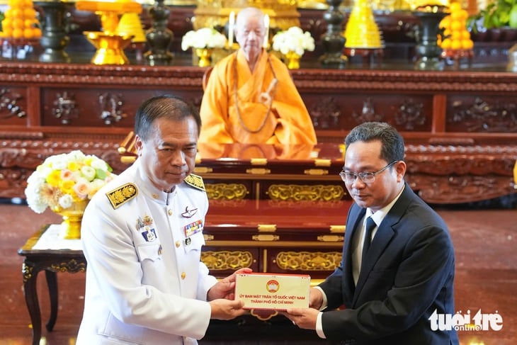 ประเทศไทยจัดพิธีถวายผ้าพระกฐินพระราชทานที่ประเทศเวียดนาม 18 ครั้ง - ภาพที่ 11 lễ dâng y Kathina - Ảnh 11.