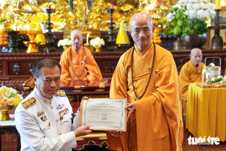 ประเทศไทยจัดพิธีถวายผ้าพระกฐินพระราชทานที่ประเทศเวียดนาม 18 ครั้ง - ภาพที่ 12 lễ dâng y Kathina - Ảnh 12.