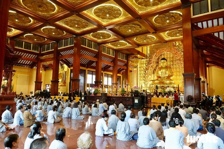 พิธีถวายผ้ากฐินพระราชทาน ณ วัดแห่งชาติเวียดนาม - ภาพที่ 13 lễ dâng y Kathina - Ảnh 13.