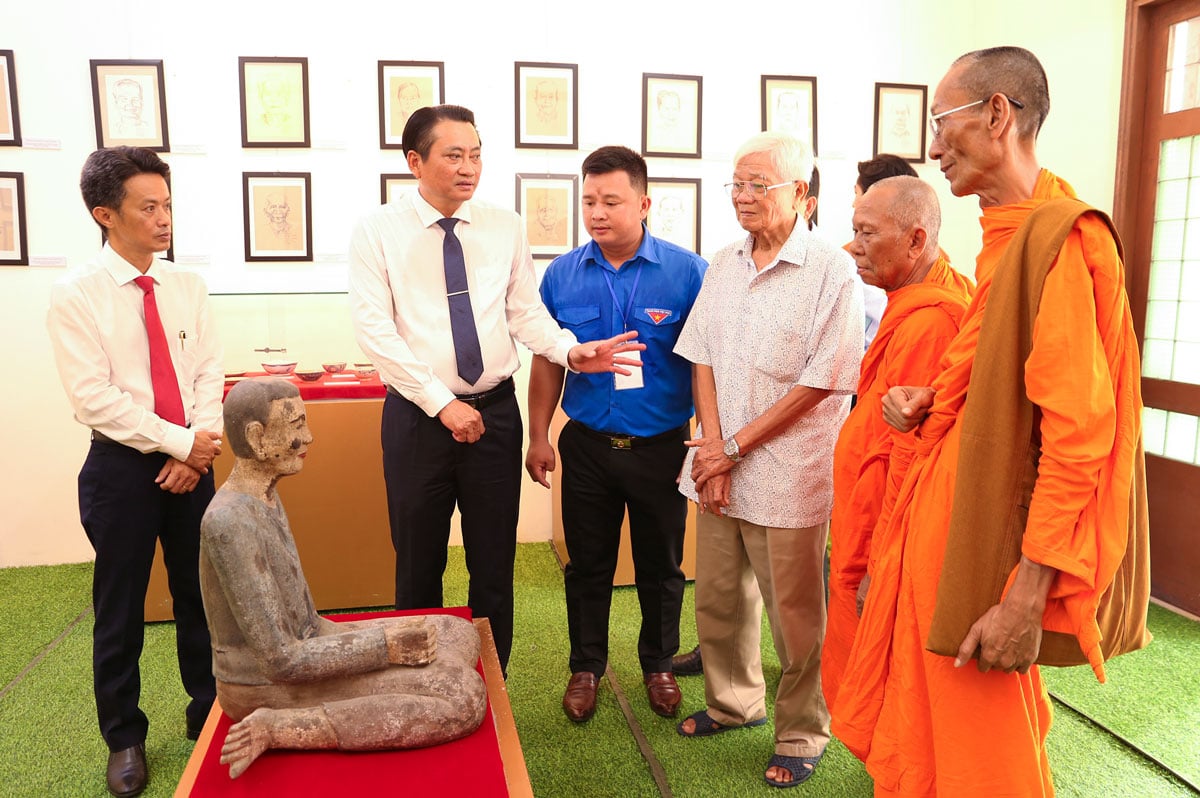 Delegații vizitează artefactele expuse în spațiul dedicat patrimoniului cultural.