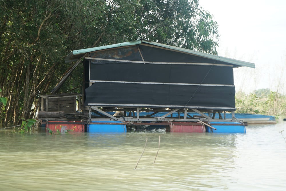 Một trong những căn chòi nổi bồng bềnh trong hồ Dầu Tiếng