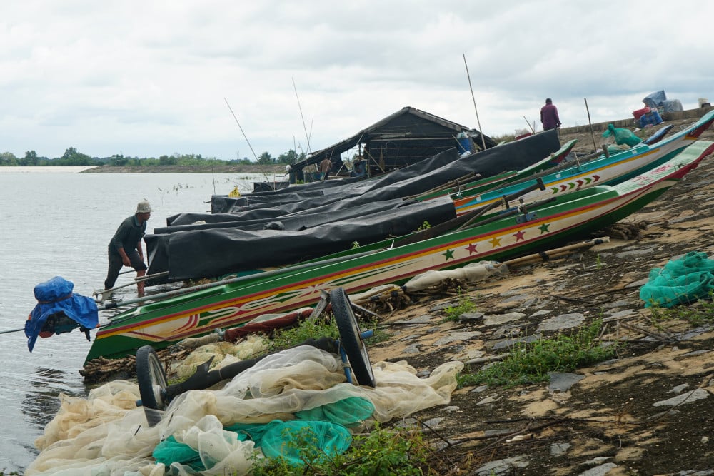 Hằng chục phương tiện đánh cá được kéo lên mái đê, không dám ra khơi trước tình hình mưa bão thất thường