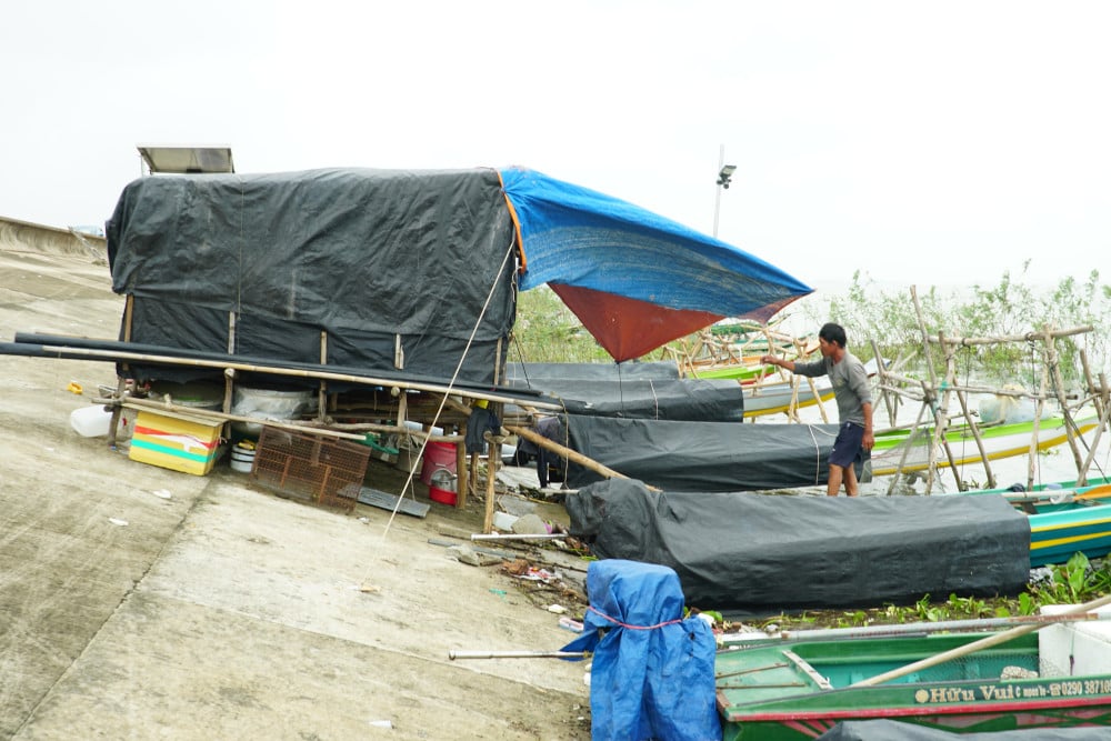 Những căn chòi trở nên mong manh trước giông gió trong hồ