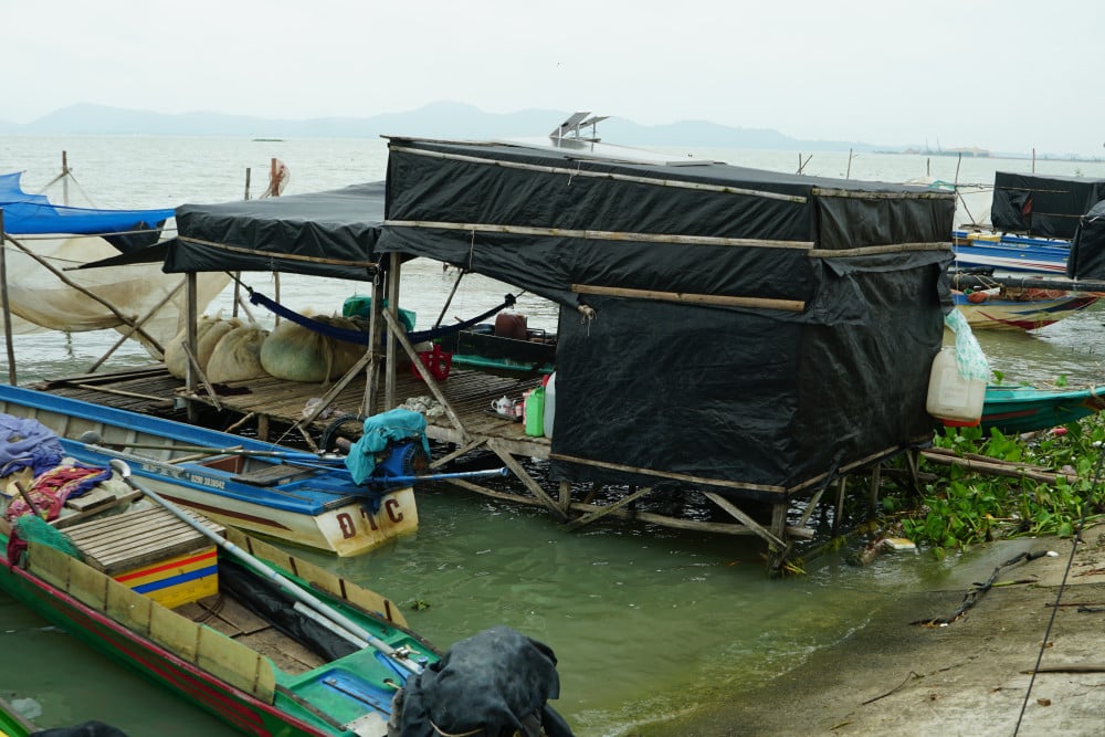 Nhiều căn chòi không có ai trông coi, vì chủ nhân của chúng đang đã sang đảo Nhím nhổ mì thuê kiếm sống