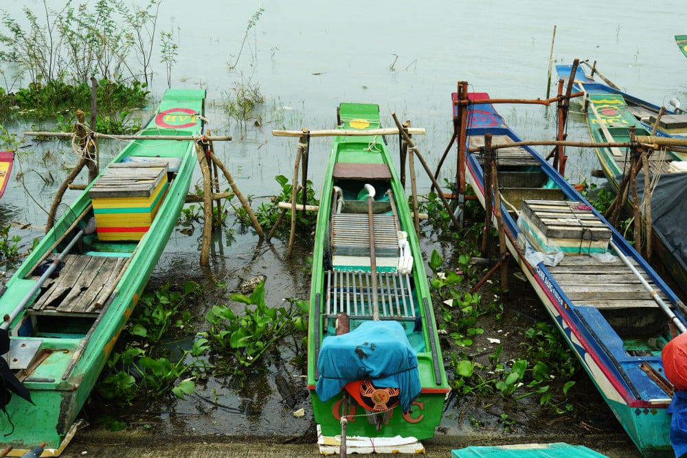 Nhiều phương tiện đánh bắt cá được “treo lên” khỏi mặt nước để tránh bị va đập