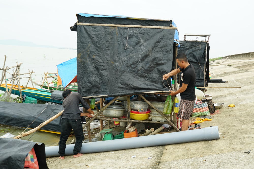 Người dân gia cố nơi ở của mình trước tình hình thời tiết thất thường