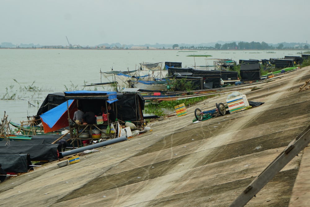 Một dãy chòi trong hồ Dầu Tiếng trước mùa mưa bão