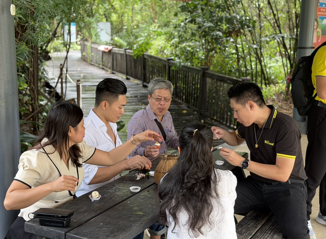 TP.HCM có nơi luộc trứng không cần đun nước, ăn lòng đào siêu ngon!- Ảnh 4. TP.HCM có nơi luộc trứng không cần đun nước, ăn lòng đào siêu ngon!- Ảnh 4.