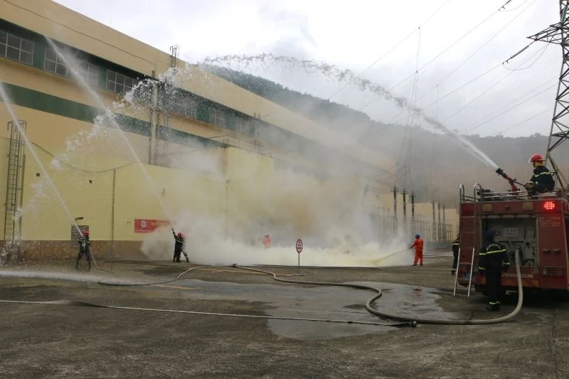 La central hidroeléctrica de Trung Son completa los simulacros de prevención, extinción y rescate de incendios en 2025.
