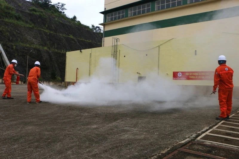 La central hidroeléctrica de Trung Son completa los simulacros de prevención, extinción y rescate de incendios en 2025.