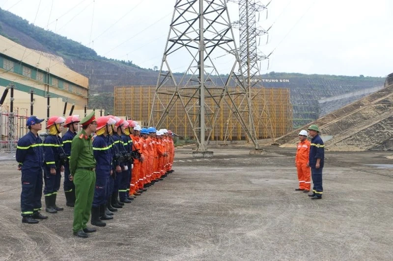 La central hidroeléctrica de Trung Son completa los simulacros de prevención, extinción y rescate de incendios en 2025.