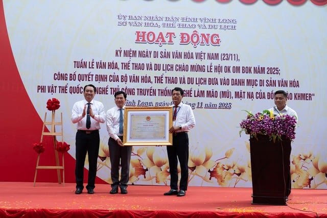 Khmerfolkets yrke som kron- och maskmakare är ett immateriellt kulturarv - Foto 1. Nghề làm mão, mặt nạ của đồng bào Khmer là di sản văn hóa phi vật thể- Ảnh 1.