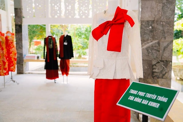 Khmerfolkets yrke som kron- och maskmakare är ett immateriellt kulturarv - Foto 8. Nghề làm mão, mặt nạ của đồng bào Khmer là di sản văn hóa phi vật thể- Ảnh 8.