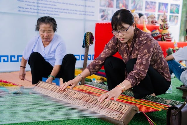 Khmerfolkets yrke som kron- och masktillverkare är ett immateriellt kulturarv - Foto 10. Nghề làm mão, mặt nạ của đồng bào Khmer là di sản văn hóa phi vật thể- Ảnh 10.