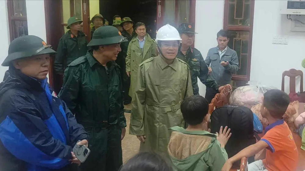 ダナン市人民委員会のチャン・ナム・フン副委員長と各部署・支部のリーダーらが洪水被害地域の人々を訪問した。