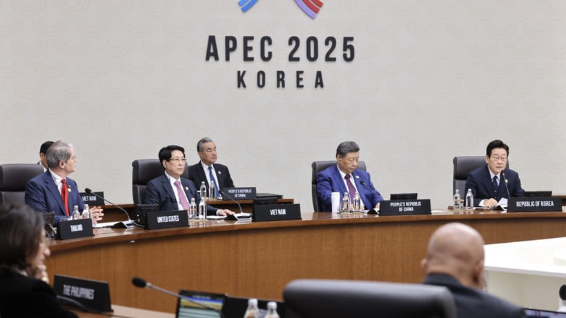 ৩২তম এপেক শীর্ষ সম্মেলনের দ্বিতীয় অধিবেশনে যোগ দিচ্ছেন রাষ্ট্রপতি লুং কুওং। (ছবি: ল্যাম খান/ভিএনএ)