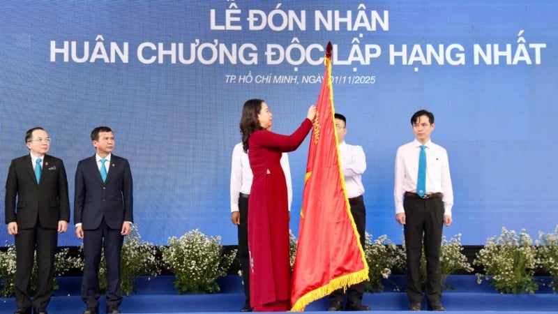 ভাইস প্রেসিডেন্ট ভো থি আন জুয়ান থং নাট হাসপাতালকে প্রথম শ্রেণীর স্বাধীনতা পদক প্রদান করেন।