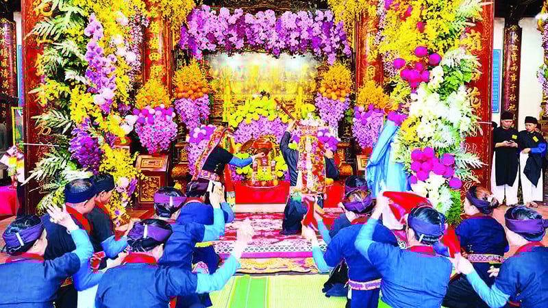 Cerimônia de oferendas no Festival do Arroz Novo, uma dança para orar por uma boa colheita em frente ao templo.