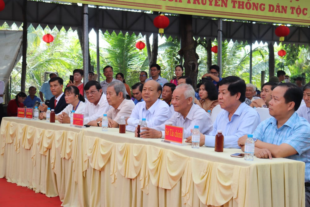 Oferirea de tămâie în memoria Eroului Național Nguyen Trung Truc la Xom Nghe